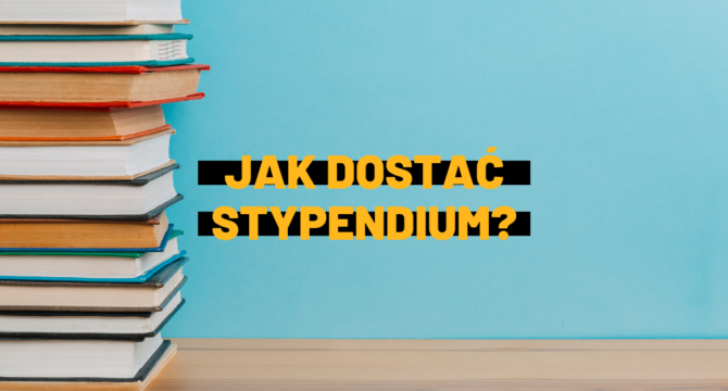 Jak dostać stypendium? Pomarańczowy napis na błękitnym tle, po lewej stos książek