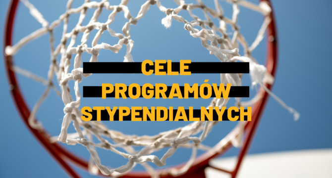 Zdjęcie kosza do koszykówki z napisem "Cele programów stypendialnych"