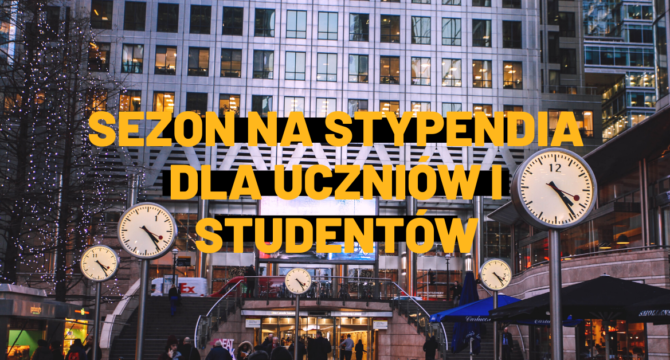 Sezon na stypendia dla uczniow i studentow - haslo na tle zdjecia z ulicznymi zegarami