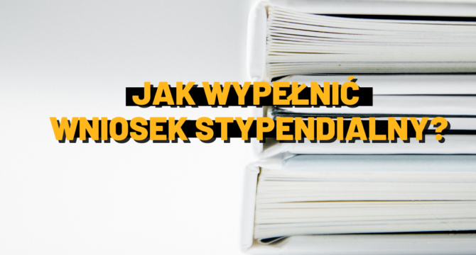 Grafika do artykułu jak wypełnić wniosek o stypendium. Przedstawia napis jak wypełnić wnioaek stypendialny na tle książek.