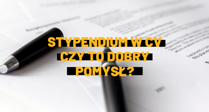 Pierwsze CV - czy warto umieszczać informację o stypendium w CV? Pomarańczowy napis "Stypendium w CV. Czy to dobry pomysł?" na tle otwartego pióra i kartki papieru.