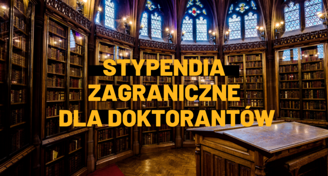 Stypendia zagraniczne dla doktorantów. Pomarańczowy napis na czarnym tle i całość na tle starej biblioteki