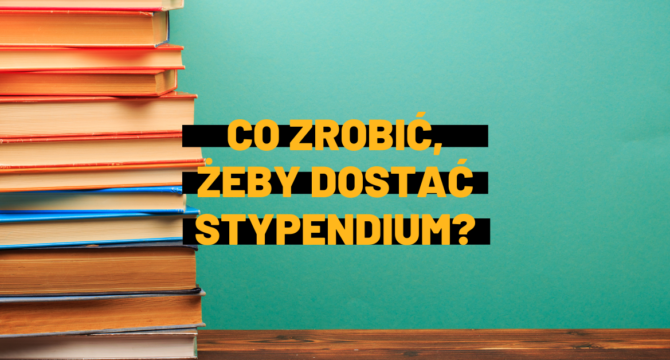 Co zrobić żeby dostać stypendium? Grafika do artykułu - pomarańczowy napis na tle zielono-błękitnej ściany. Po lewej stronie obrazka stos książek