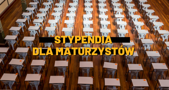 Stypendia dla maturzystów. Pomarańczowy napis na czarnych paskach. W tle stoliki egzaminacyjne