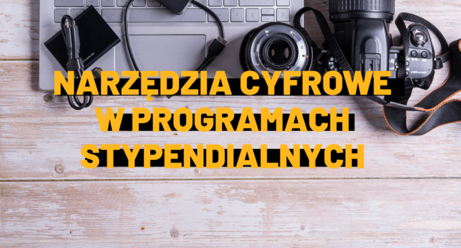 Narzędzia cyfrowe w programach stypendialnych - pomarańczowy napis na tle aparatów