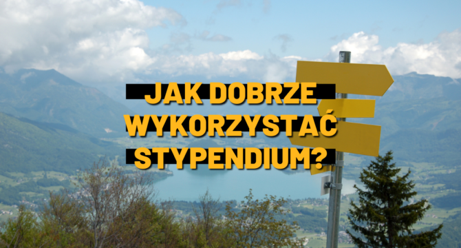 Jak dobrze wykorzystać stypendium? Pomarańczowy napis, w tle góry i żółty drogowskaz