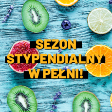 Sezon stypendialny w pełni. Pomarańczowy napis na tle owoców na niebieskim stole