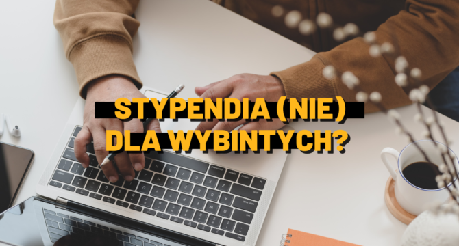 Stpyendia dla uzdolnionych osób grafika do artykułu z hasłem i zdjęciem osoby piszącej na komputerze