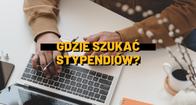 Gdzie szukać stypendium grafika dekoracyjna do artykułu z napisem i osobą piszącą na laptopie