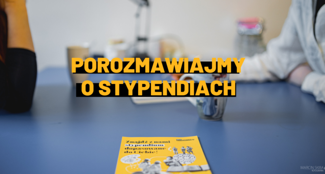 Grafika do artykuły ze zdjęciem osób przy stole i napisem porozmawiajmy o stypendiach