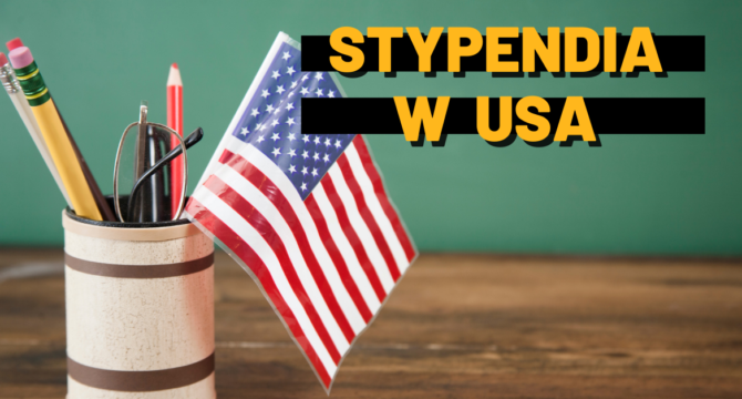 Stypendia w USA. Pojemnik z ołówkami, długopisami i miniaturową flagą Stanów Zjednoczonych.