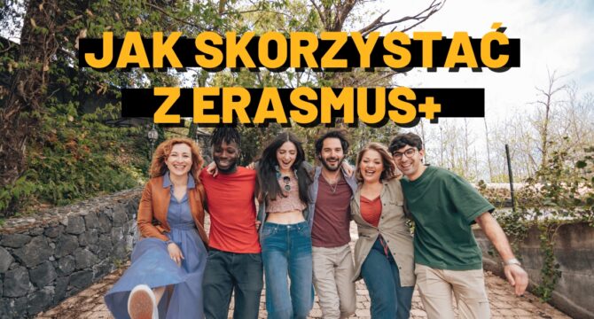 Erasmus+. W tle grupa przyjaciół podczas wyjazdu na Erasmusa.