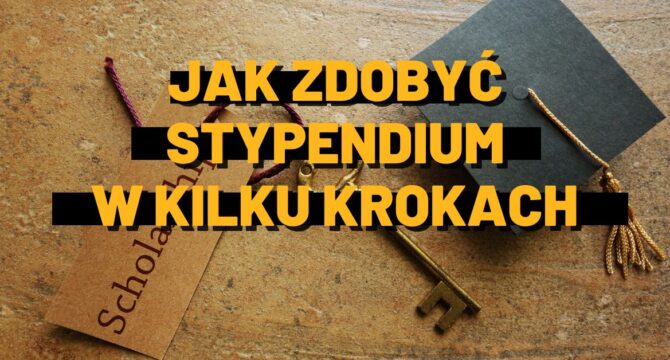 Jak zdobyć stypendium? Klucz i czapka studencka leżą na stole.